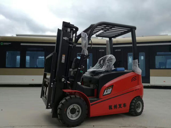 電動(dòng)叉車(chē)磨合期——新購(gòu)買(mǎi)的電動(dòng)叉車(chē)使用注意事項(xiàng)
