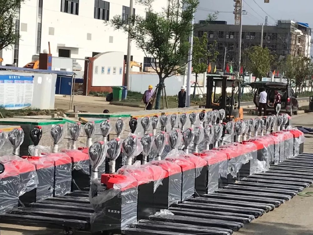 大氣登場！杭叉電動搬運車大批量交付江蘇某新能源企業(yè)